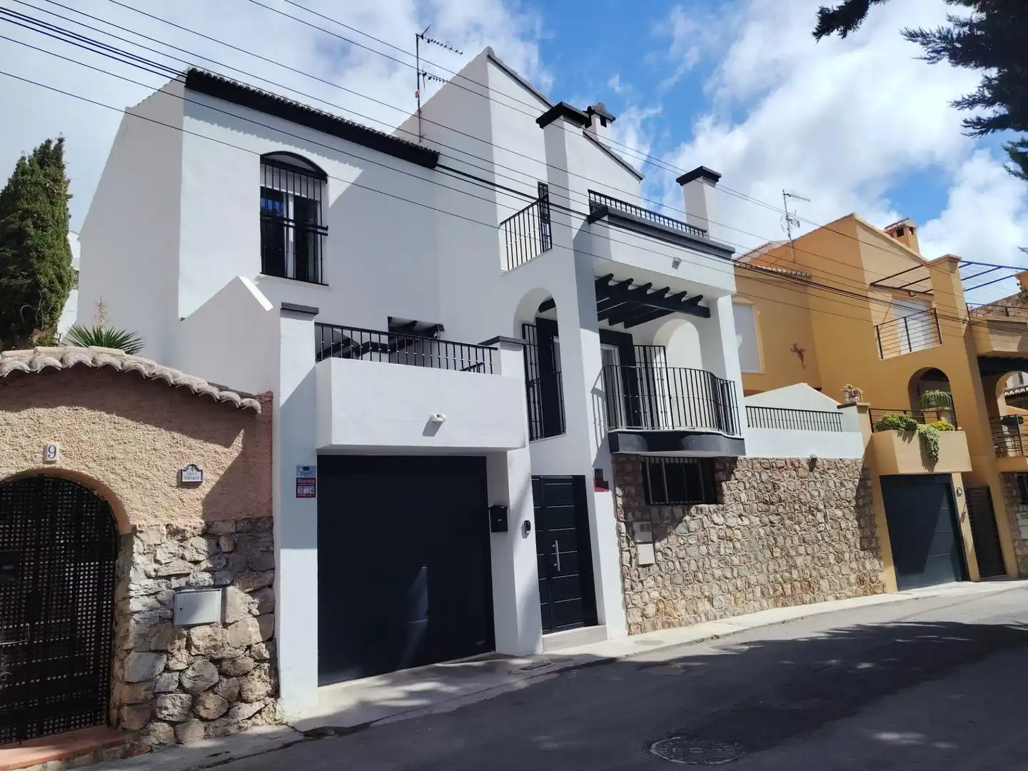 Außenansicht von Einfamilien-Reihenhaus zum Verkauf in Motril mit Terrasse und Alarm