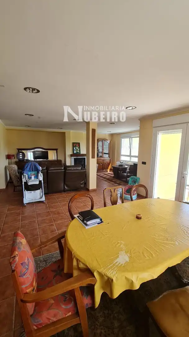 Sala d'estar de Casa o xalet en venda en Lugo amb Calefacció i Moblat