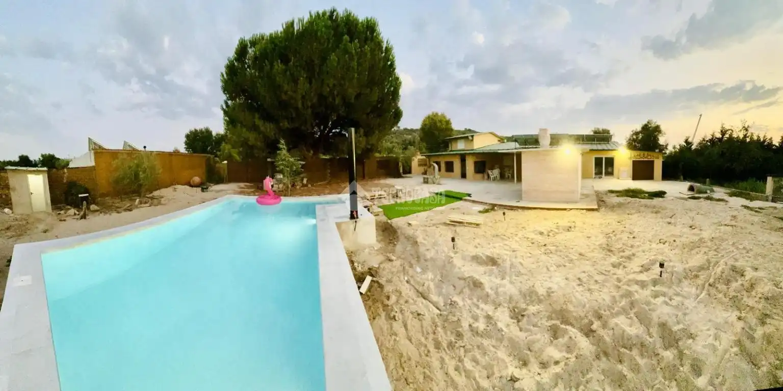 Piscina de Casa o xalet en venda en Talavera de la Reina amb Aire condicionat, Calefacció i Jardí privat