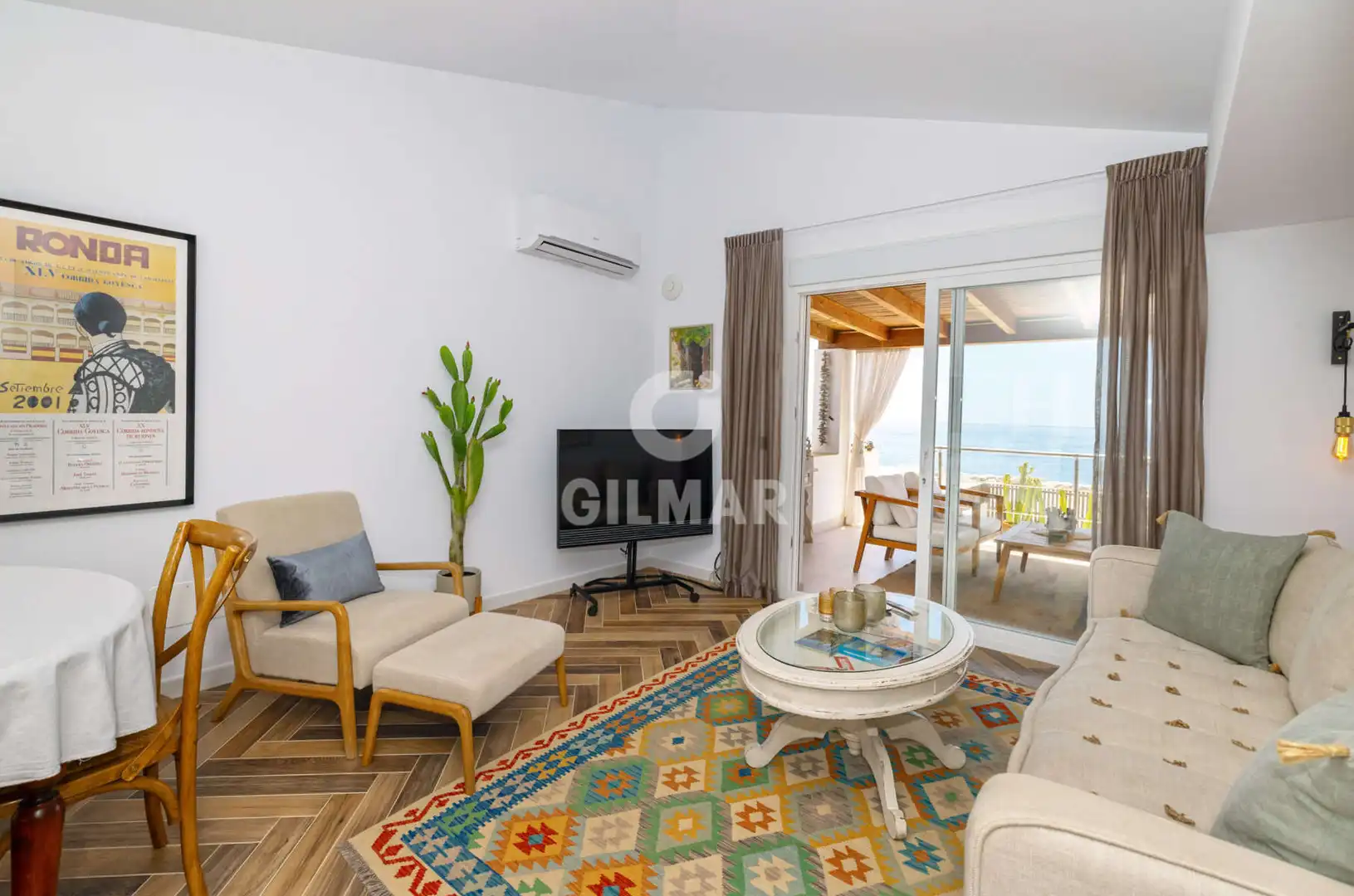 Sala d'estar de Casa adosada en venda en Estepona amb Jardí privat