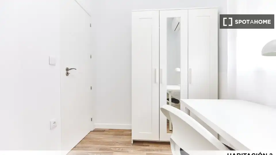 Bedroom of Flat for share in Sevilla  with Air Conditioner, Heating and Furnished