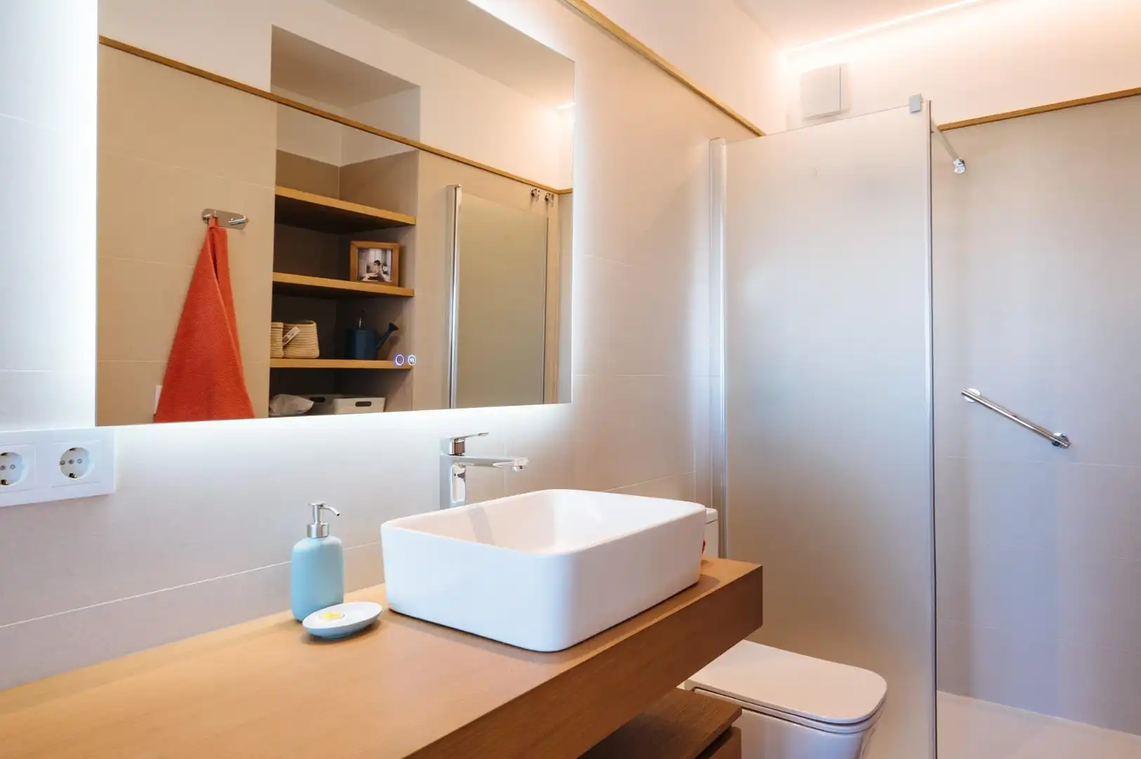 Bathroom of Flat for rent in Sevilla  with Air Conditioner and Furnished