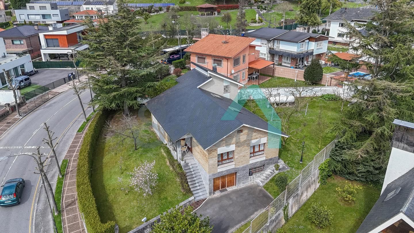 Exterior view of House or chalet for sale in Oviedo   with Heating, Private garden and Parquet flooring