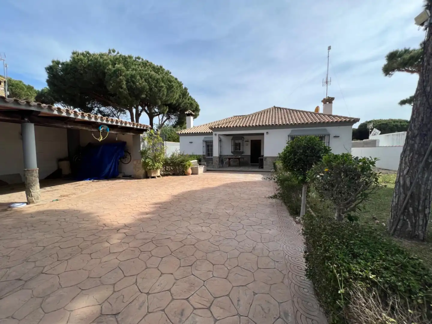 Vista exterior de Casa o xalet de lloguer en Chiclana de la Frontera amb Aire condicionat, Jardí privat i Terrassa