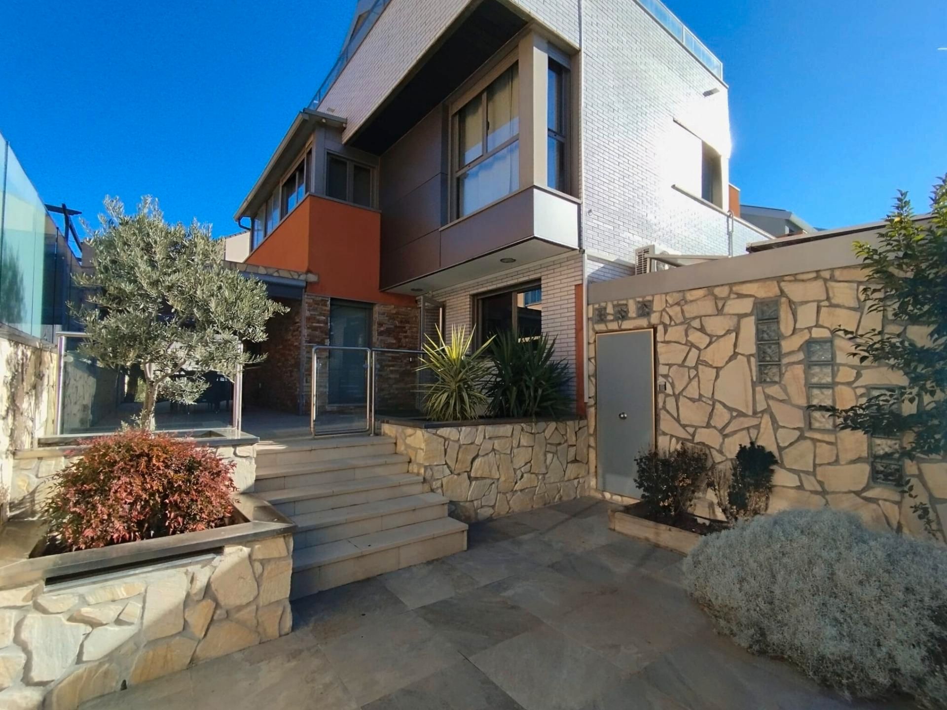 Vista exterior de Casa adosada en venta en Rivas-Vaciamadrid con Aire acondicionado, Calefacción y Jardín privado