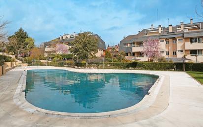 Swimming pool of Flat to rent in La Moraleja  with Air Conditioner, Heating and Parquet flooring