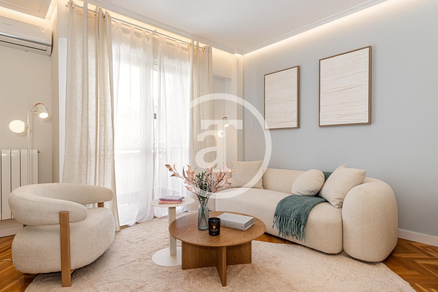 Sala d'estar de Dúplex de lloguer en  Madrid Capital amb Aire condicionat, Calefacció i Moblat