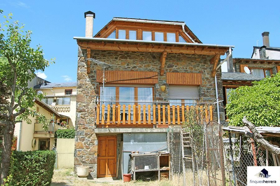 Vista exterior de Casa o xalet en venda en Llívia