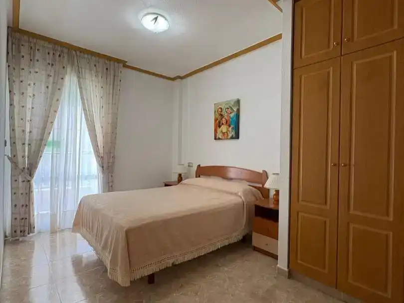 Dormitori de Pis en venda en Torrevieja amb Aire condicionat i Balcó