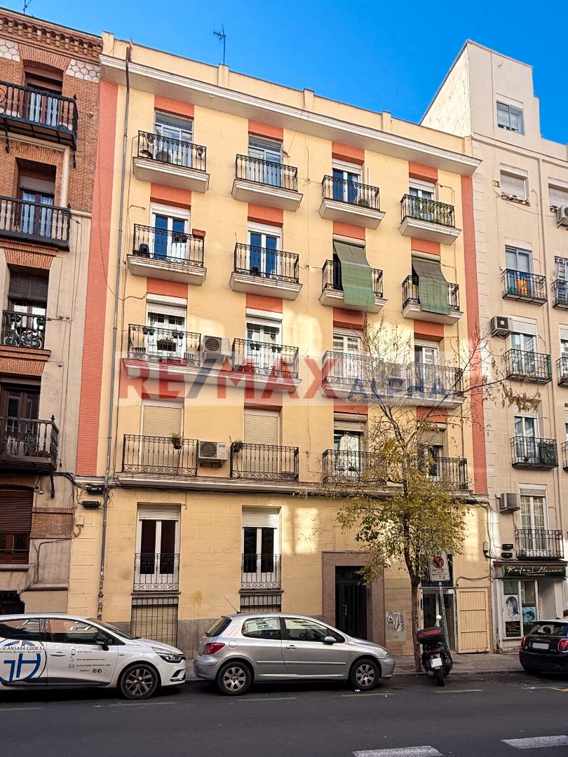 Exterior view of Flat for sale in  Madrid Capital  with Heating and Furnished