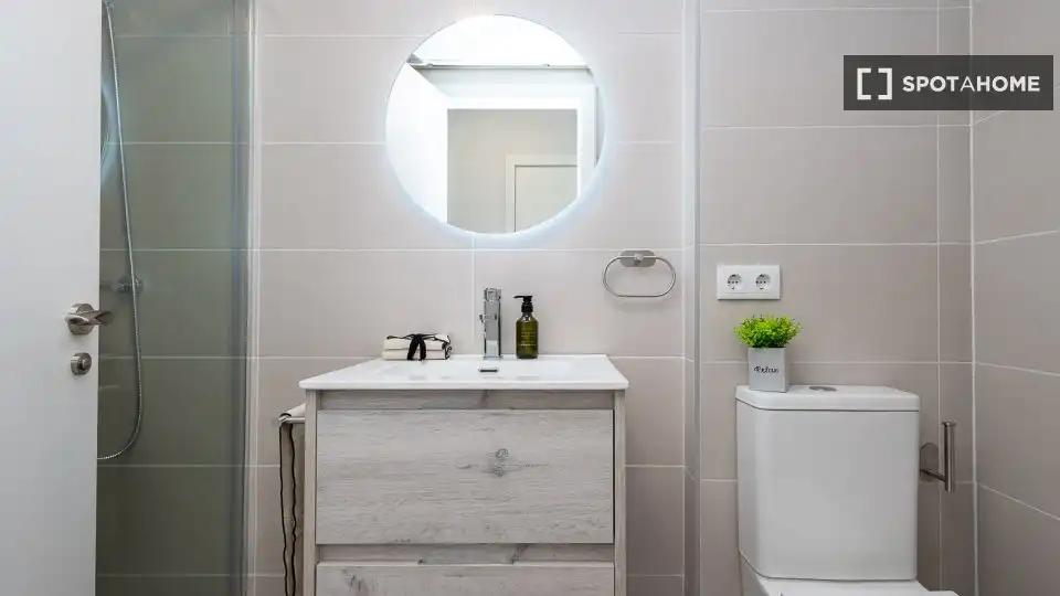 Bathroom of Flat for rent in Valencia  with Air Conditioner, Heating and Furnished