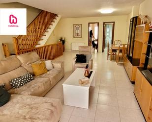 Sala d'estar de Casa adosada en venda en Sant Pere de Ribes amb Aire condicionat, Calefacció i Jardí privat
