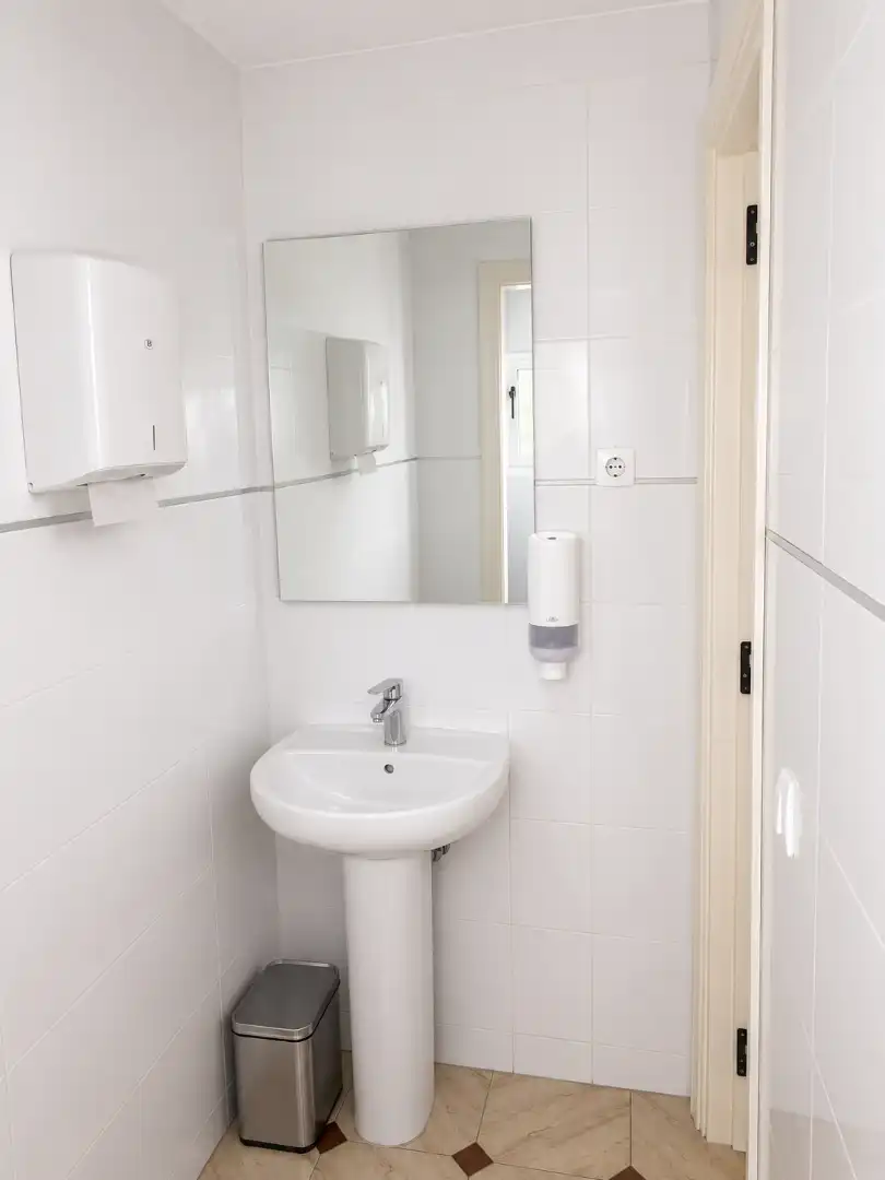 Badezimmer von Geschaftsraum zur Miete in Santa María de Cayón