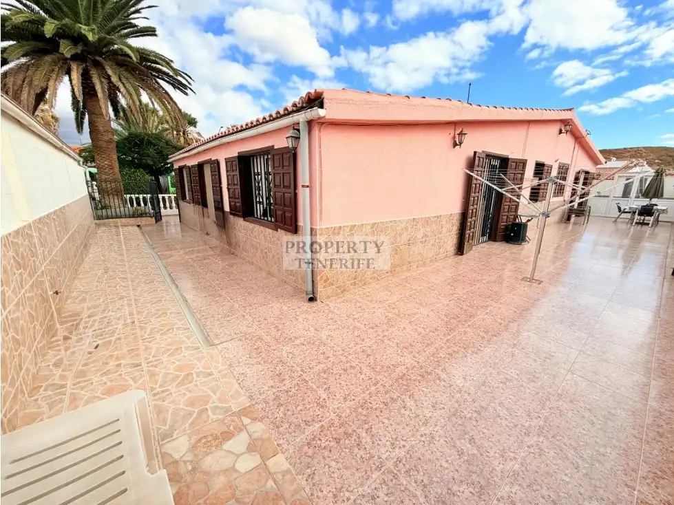 Vista exterior de Casa o xalet en venda en Arona amb Terrassa, Piscina i Moblat