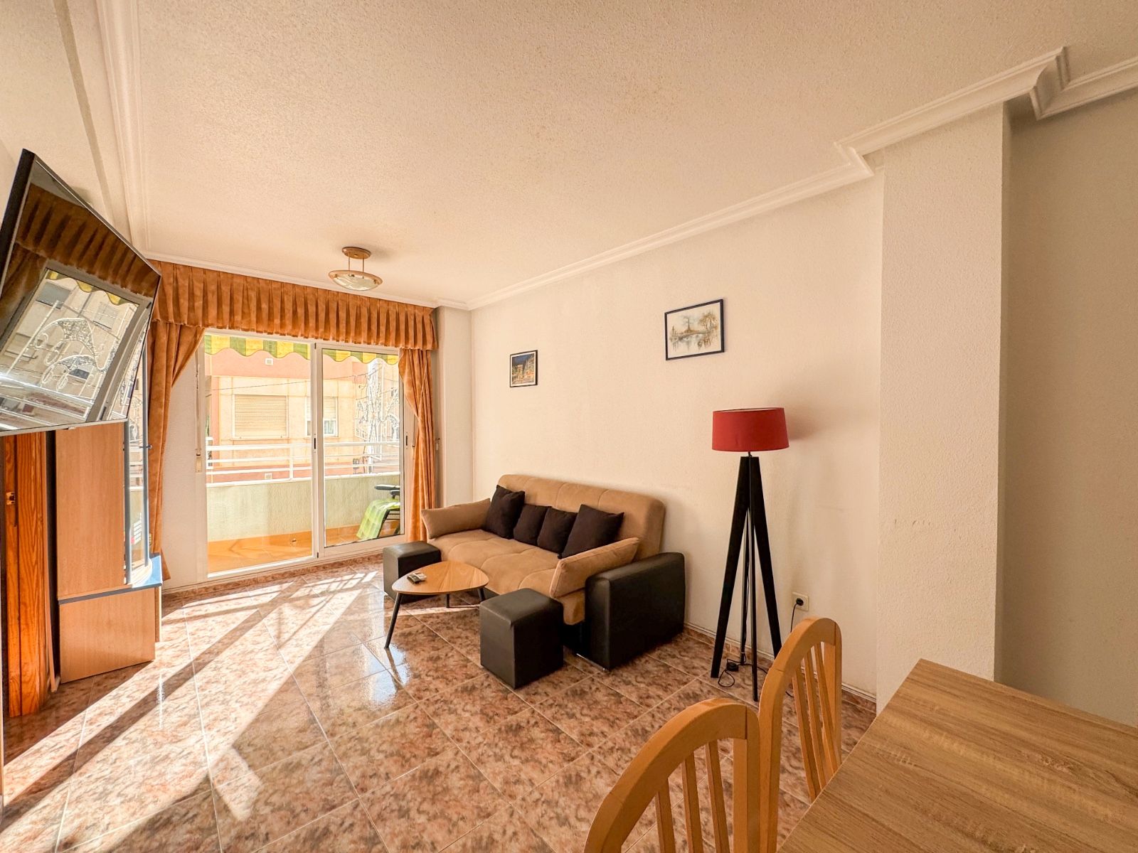 Sala d'estar de Pis de lloguer en Torrevieja amb Aire condicionat, Terrassa i Moblat