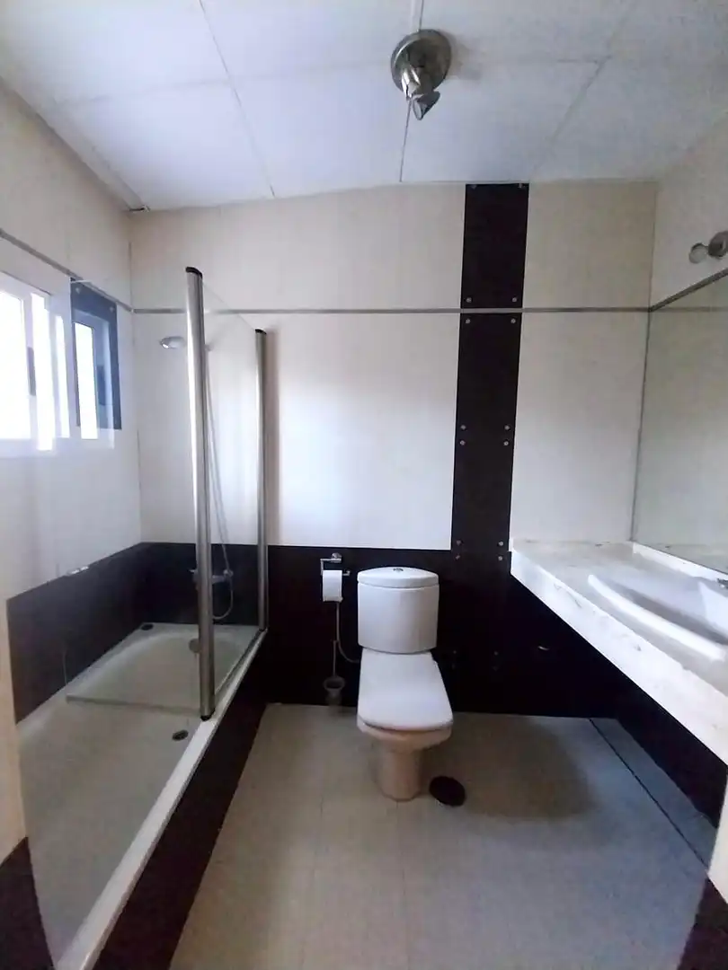 Bany de Casa o xalet en venda en Córdoba amb Aire condicionat, Terrassa i Moblat