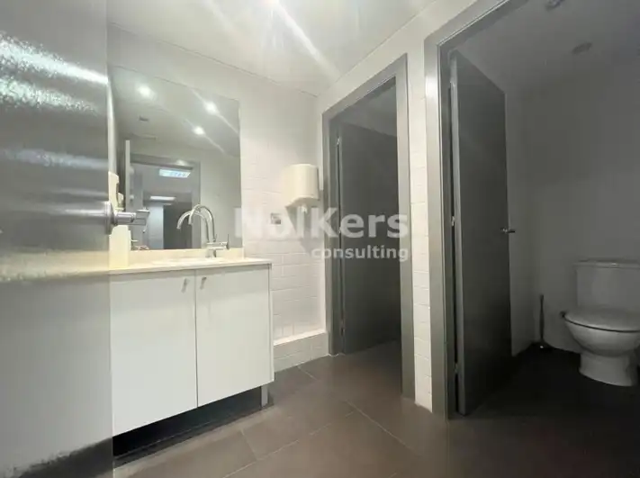 Bathroom of Office for sale in Barcelona  with Air Conditioner and Heating