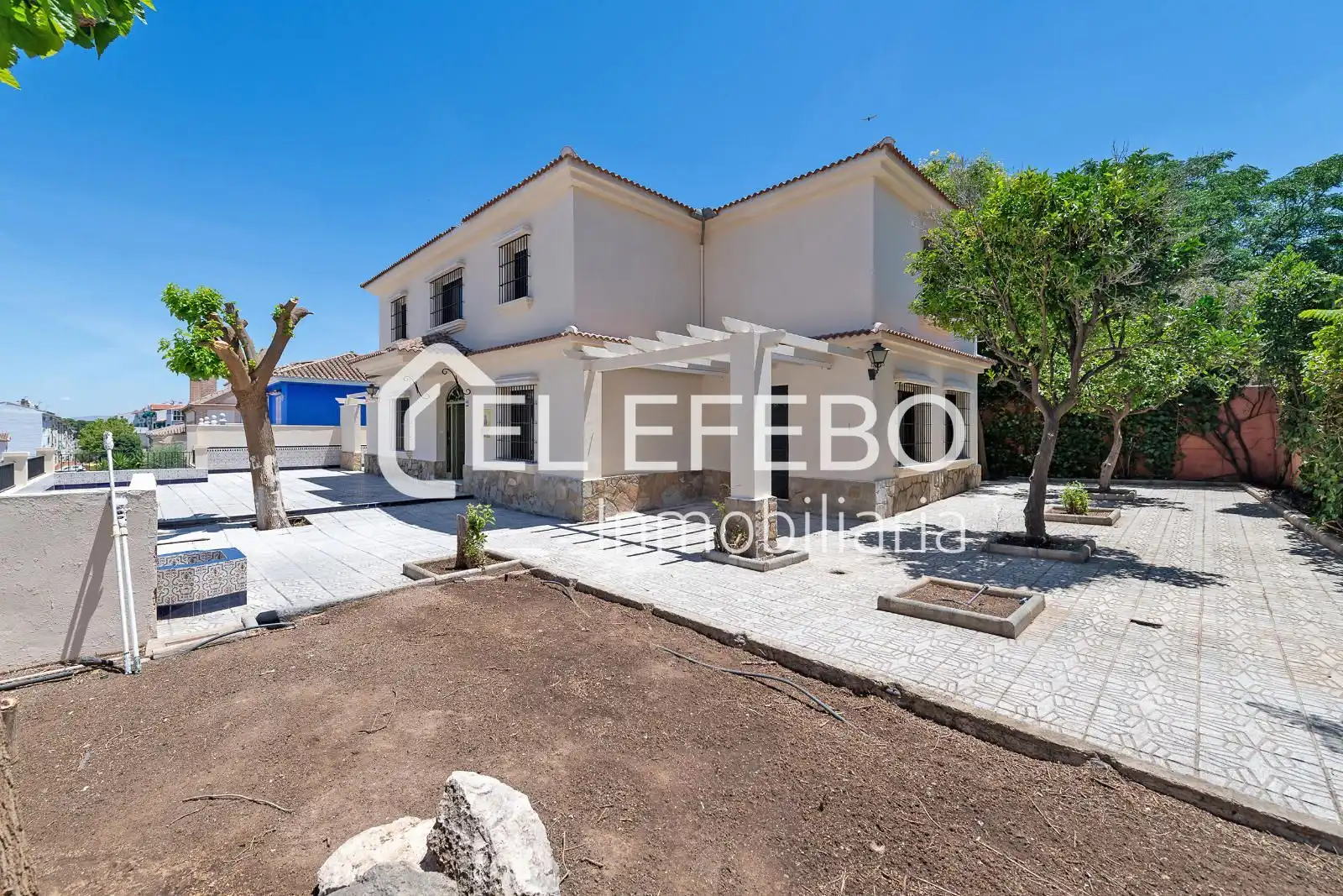 Vista exterior de Casa o xalet en venda en Antequera amb Calefacció, Terrassa i Traster