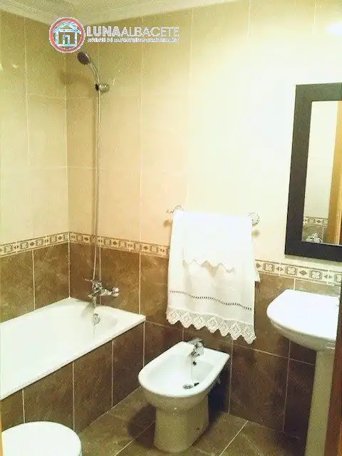 Badezimmer von Einfamilien-Reihenhaus zur Miete in Albacete mit Heizung und Terrasse