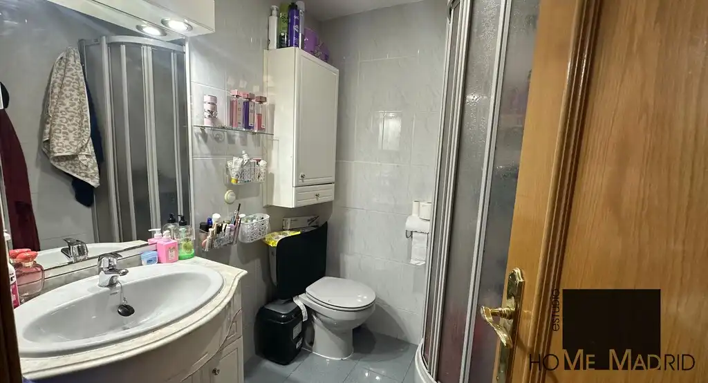 Badezimmer von Wohnung zum Verkauf in Madrid mit Heizung und Parkett