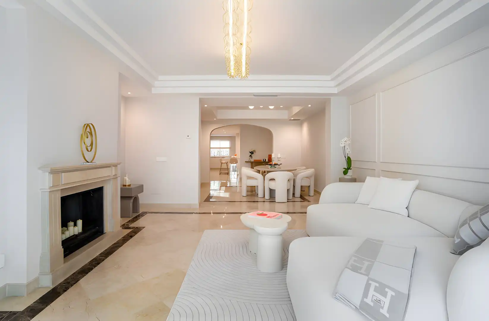Sala d'estar de Planta baixa en venda en Marbella amb Aire condicionat, Terrassa i Piscina