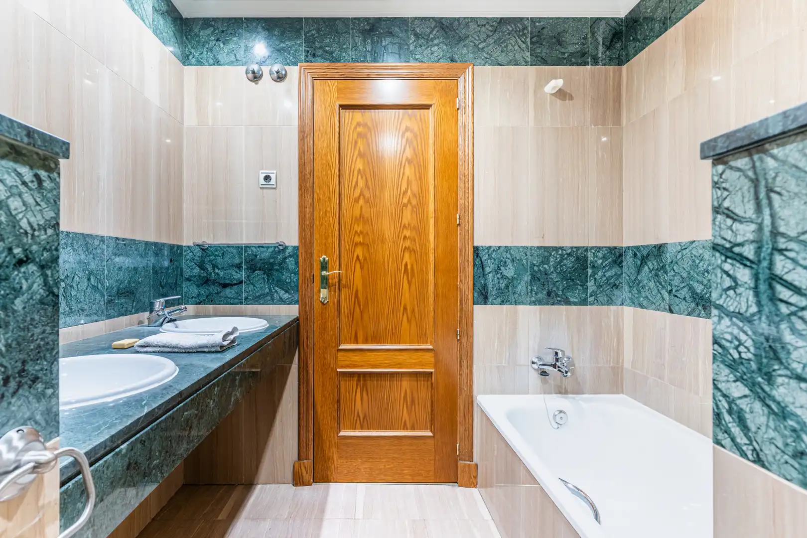 Baño de Ático en venta en Majadahonda con Aire acondicionado, Calefacción y Jardín privado