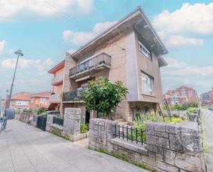 Vista exterior de Casa adosada en venda en Avilés amb Terrassa i Balcó