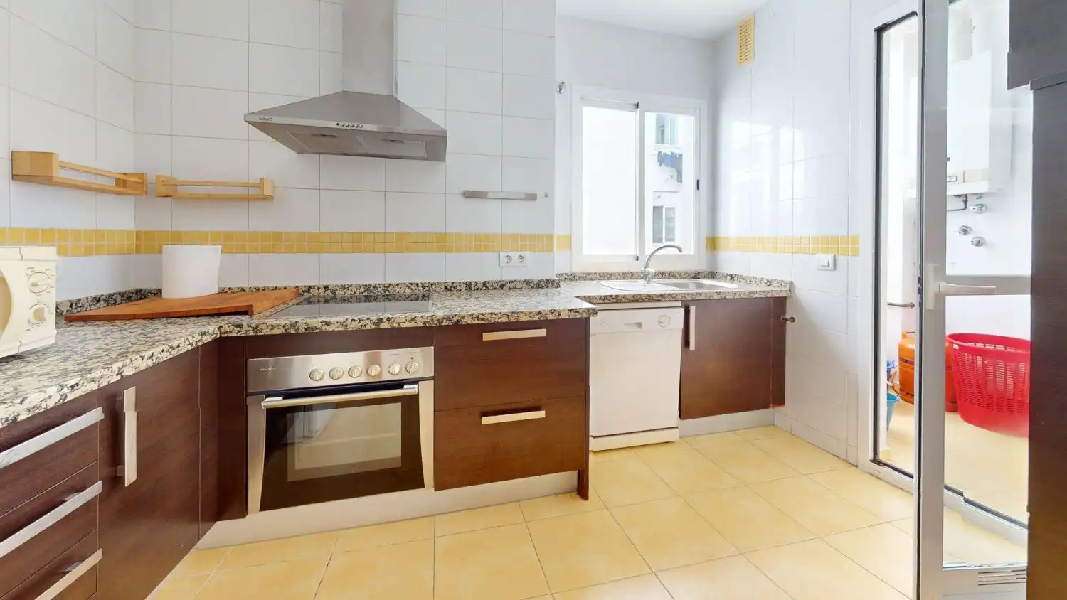 Kitchen of Flat for sale in Sevilla  with Air Conditioner and Storage room