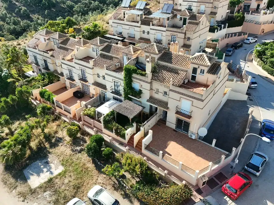 Vista exterior de Casa adosada en venta en Vélez-Málaga con Aire acondicionado y Piscina comunitaria