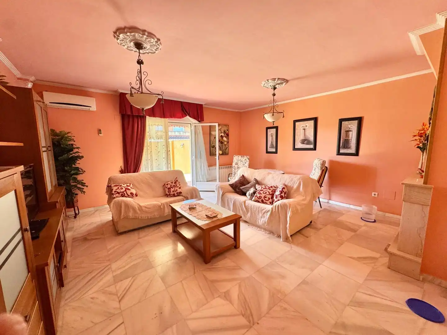 Sala d'estar de Casa adosada en venda en Talavera de la Reina amb Aire condicionat, Calefacció i Jardí privat