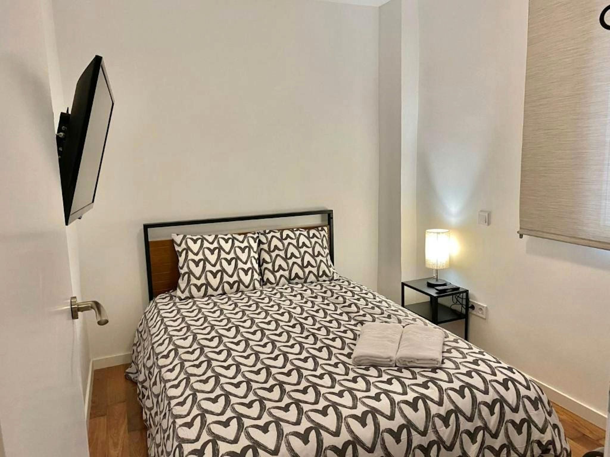 Bedroom of Flat to rent in  Madrid Capital  with Air Conditioner, Washing machine and TV