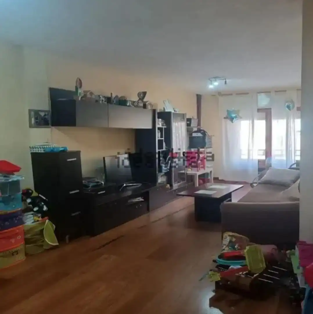 Sala d'estar de Pis en venda en San Esteban de Gormaz amb Parquet, Traster i Forn