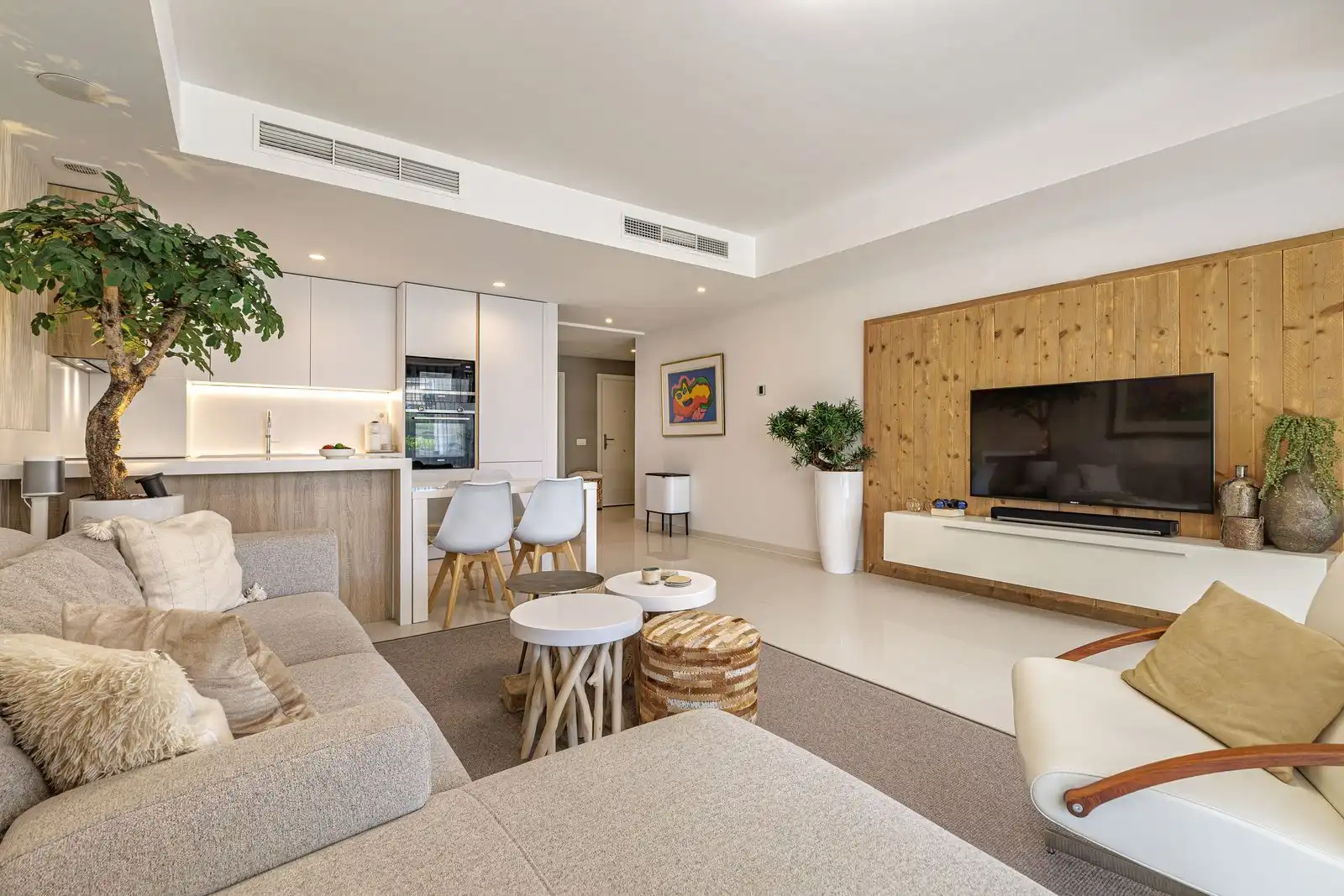 Sala d'estar de Apartament en venda en Benahavís amb Jardí privat, Terrassa i Traster