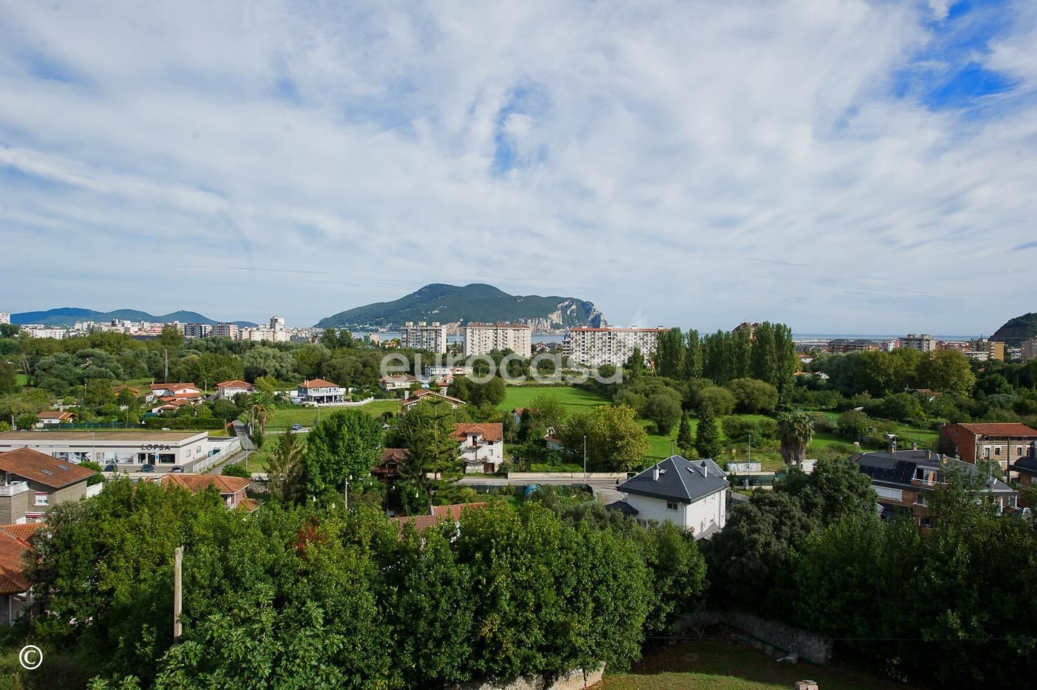 Vista exterior de Casa o xalet en venda en Laredo amb Jardí privat, Terrassa i Traster