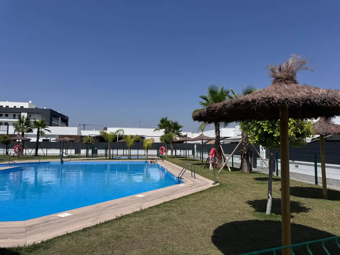 Schwimmbecken von Wohnung zur Miete in La Rinconada mit Klimaanlage, Heizung und Terrasse