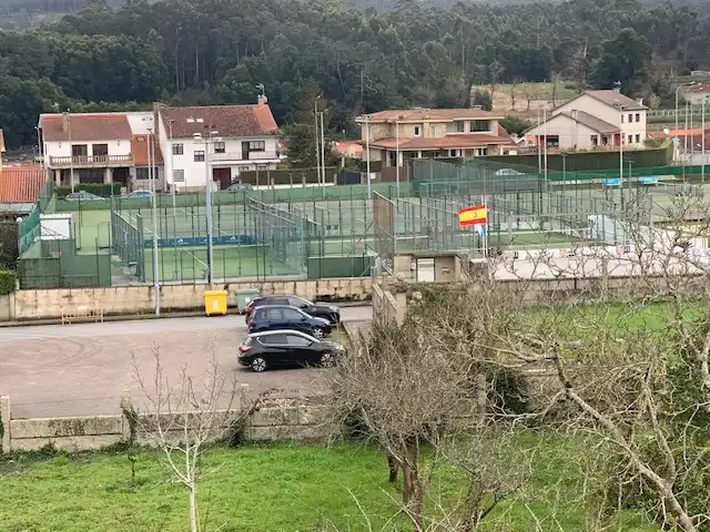 Parkplatz von Einfamilien-Reihenhaus zum Verkauf in Vilagarcía de Arousa mit Heizung, Privatgarten und Möbliert