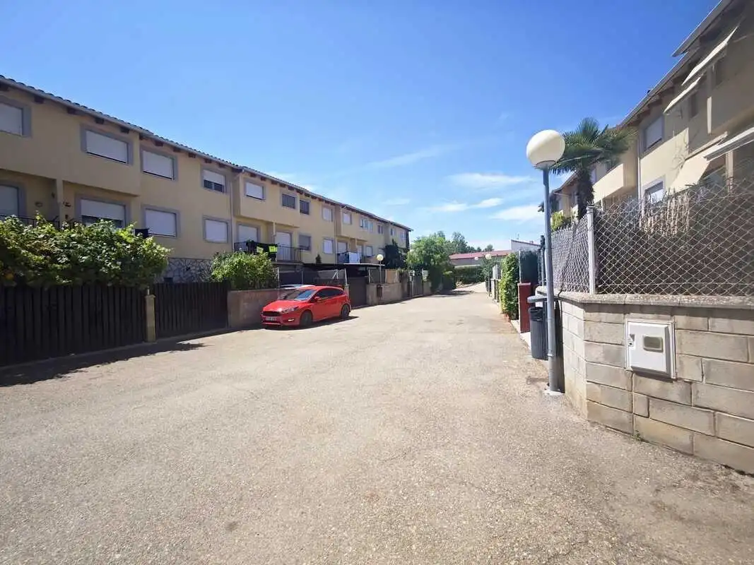 Vista exterior de Casa adosada en venta en Paracuellos de Jiloca con Aire acondicionado, Calefacción y Jardín privado