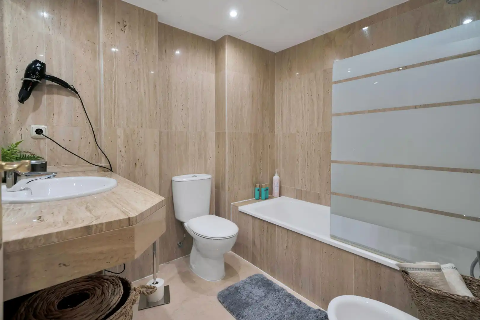 Bany de Apartament de lloguer en Marbella amb Jardí privat, Terrassa i Moblat