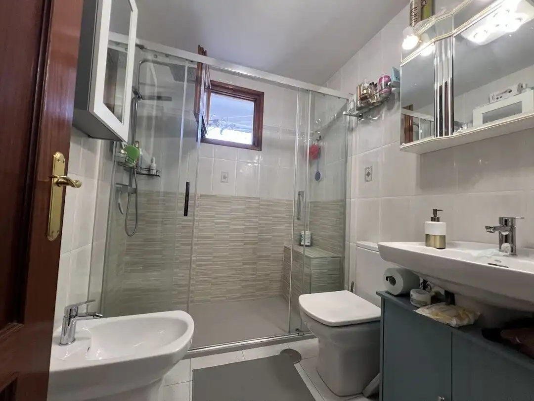 Bany de Apartament en venda en Siero amb Calefacció i Terrassa