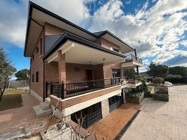 Vista exterior de Casa o xalet de lloguer en Valdemorillo amb Calefacció, Jardí privat i Parquet