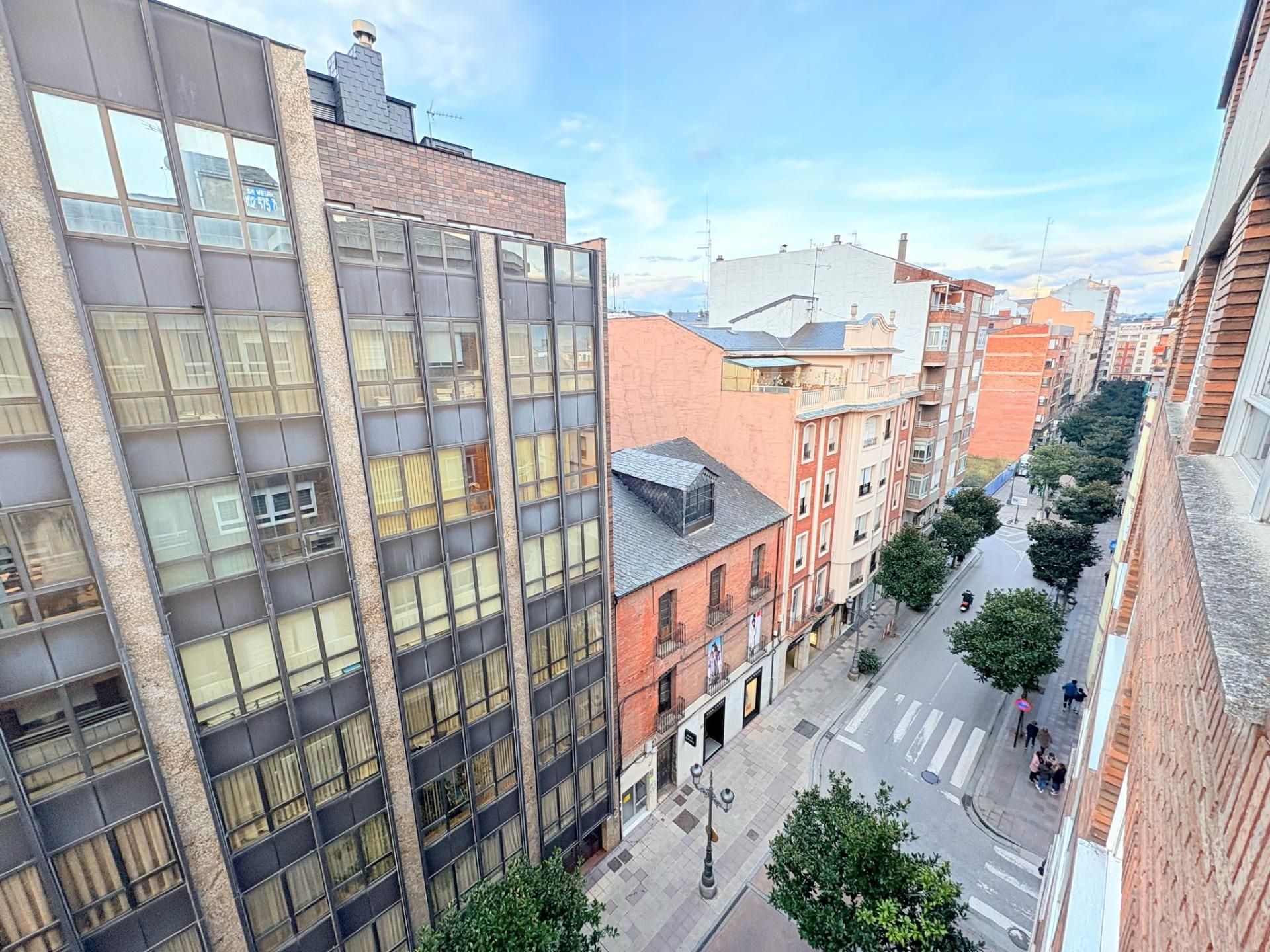 Vista exterior de Pis en venda en Ponferrada amb Calefacció