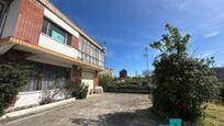 Vista exterior de Casa adosada en venda en Laredo amb Jardí privat i Terrassa