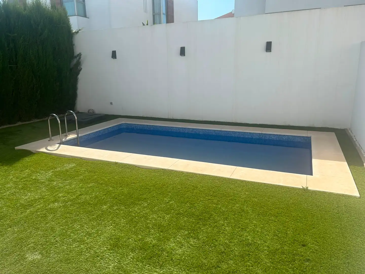 Piscina de Casa adosada en venta en Bormujos con Aire acondicionado, Jardín privado y Terraza