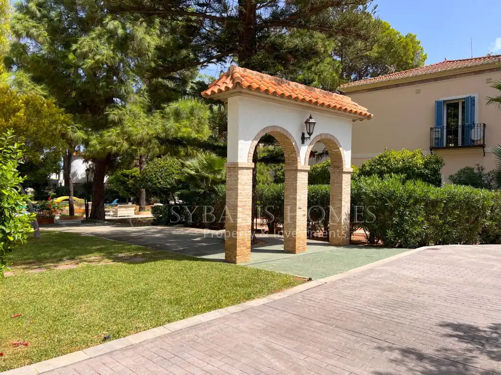 Einfamilien-Reihenhaus zum Verkauf in Dénia mit Klimaanlage und Gemeinschaftspool