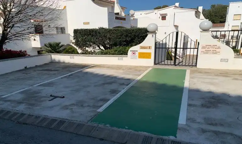Parkplatz von Erdgeschoss zum Verkauf in Roses mit Privatgarten, Möbliert und Gemeinschaftspool