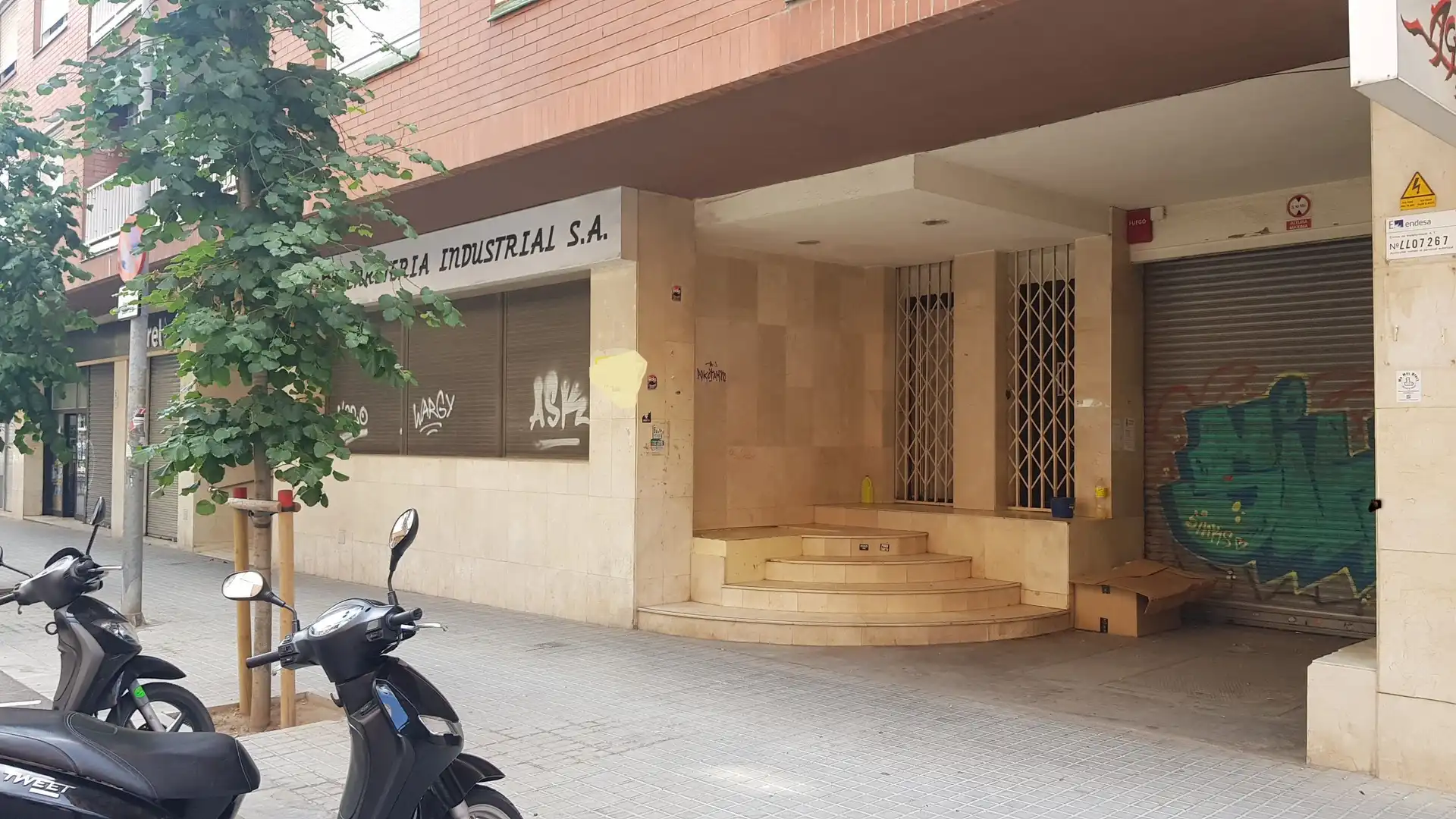Außenansicht von Fabrikhallen zum Verkauf in L'Hospitalet de Llobregat mit Heizung und Alarm