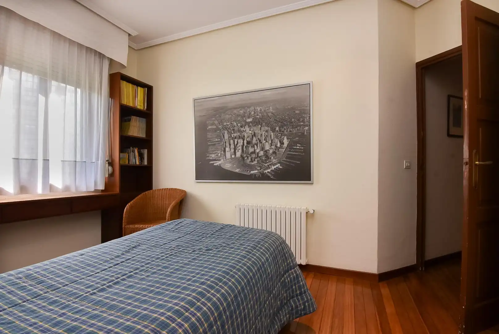 Dormitori de Casa o xalet en venda en A Coruña Capital  amb Calefacció, Jardí privat i Parquet