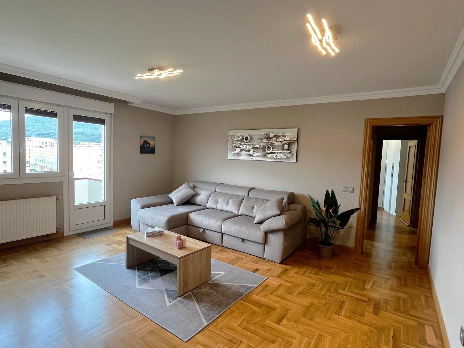 Sala de estar de Piso en venta en  Pamplona / Iruña con Calefacción, Jardín privado y Parquet