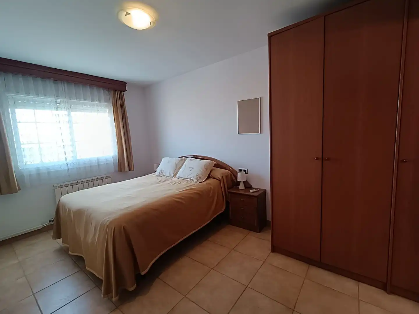 Schlafzimmer von Dachboden zum Verkauf in Calafell mit Klimaanlage, Heizung und Terrasse
