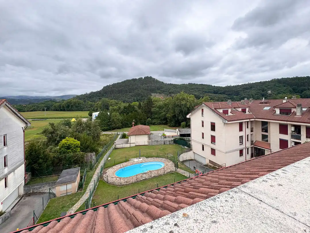 Schwimmbecken von Dachboden zur Miete in Entrambasaguas mit Heizung, Terrasse und Schwimmbad